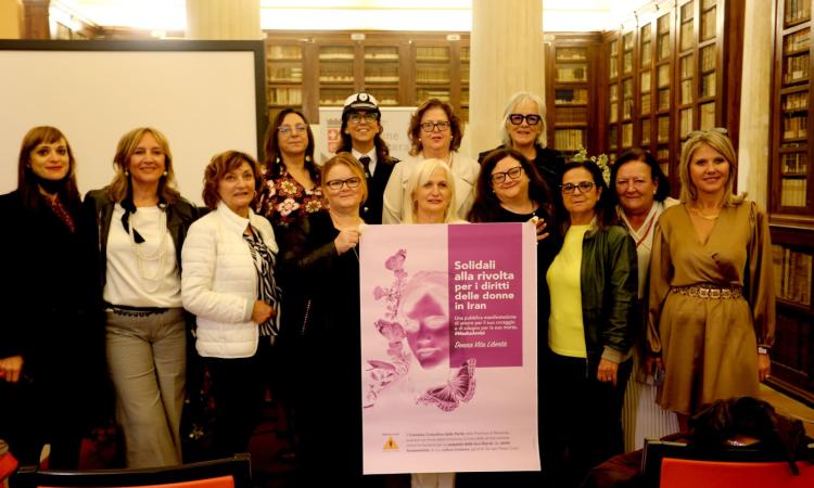 La provincia di Macerata al fianco della rivolta per i diritti delle donne in Iran con un manifesto La provincia di Macerata al fianco della rivolta per i diritti delle donne in Iran con un manifesto