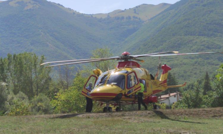 San Severino, in moto nel bosco si schianta contro un albero: centauro trasferito a Torrette