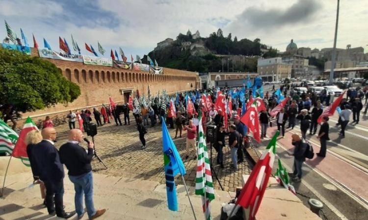 "Tre infortuni ogni ora nelle Marche: fermiamo la strage sul lavoro" "Tre infortuni ogni ora nelle Marche: fermiamo la strage sul lavoro"