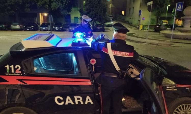 Raffica di controlli nel Maceratese: identificate 130 persone. Due denunce e patenti ritirate