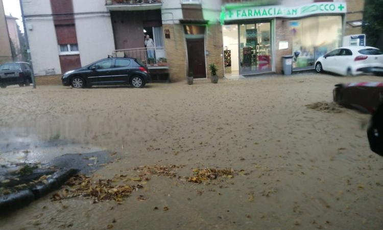 Bomba d'acqua a Matelica: strade invase dal fango, allagata la mensa di una scuola (VIDEO e FOTO)