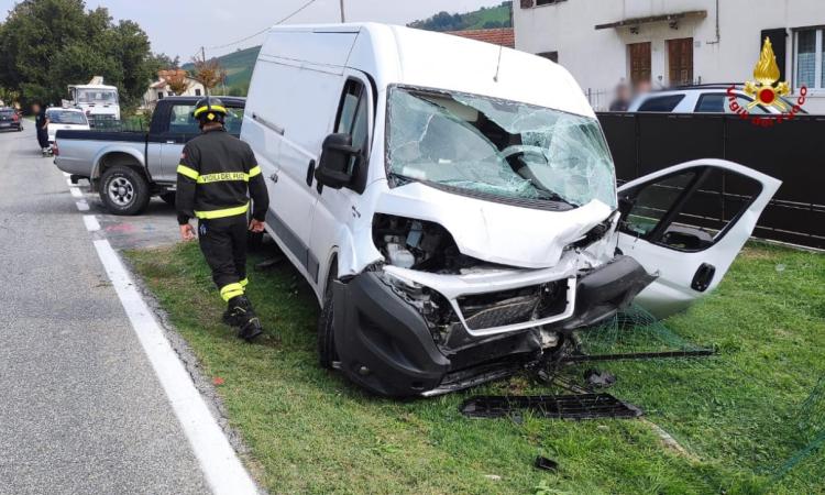 Terribile scontro tra furgone e pick-up lungo la provinciale: due feriti, uno a Torrette in eliambulanza Terribile scontro tra furgone e pick-up lungo la provinciale: due feriti, uno a Torrette in eliambulanza