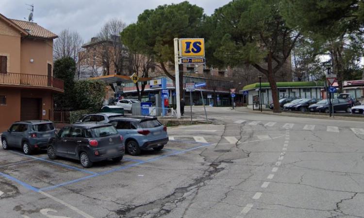 Tolentino, anziana cade a terra dopo aver attraversato: è in ospedale, giallo sulla dinamica