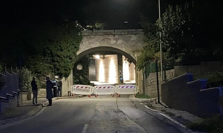 San Severino, cadono pezzi del cavalcavia: esclusi pericoli. Torna transitabile la "corta" di Serripola