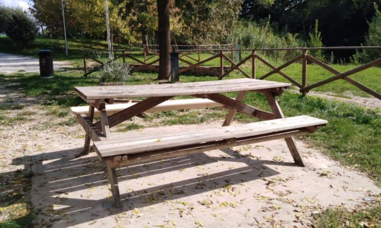 Tolentino, Ponte del Diavolo: riparate le panchine dell'area verde. Massi: "Comportamenti incivili"