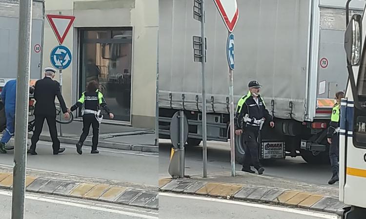 Civitanova, camion urta ciclista in via Indipendenza: ragazza finisce in ospedale (FOTO)