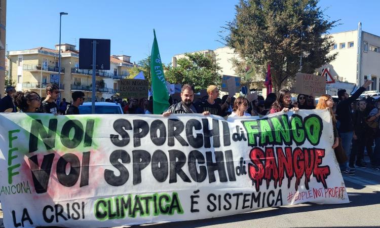 Alluvione e caro energia, manifestazione ad Ancona: "Basta pagare"