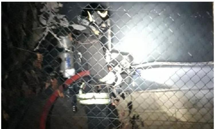 Fiamme nella notte, scoppia incendio in un capanno agricolo: intervengono i vigili del fuoco Fiamme nella notte, scoppia incendio in un capanno agricolo: intervengono i vigili del fuoco