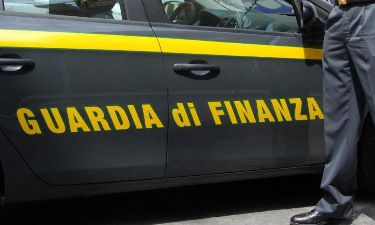 Inchiesta su Bancarotta, blitz della Guardia di Finanza porta a 5 arresti. C’è anche il fratello di un deputato Inchiesta su Bancarotta, blitz della Guardia di Finanza porta a 5 arresti. C’è anche il fratello di un deputato