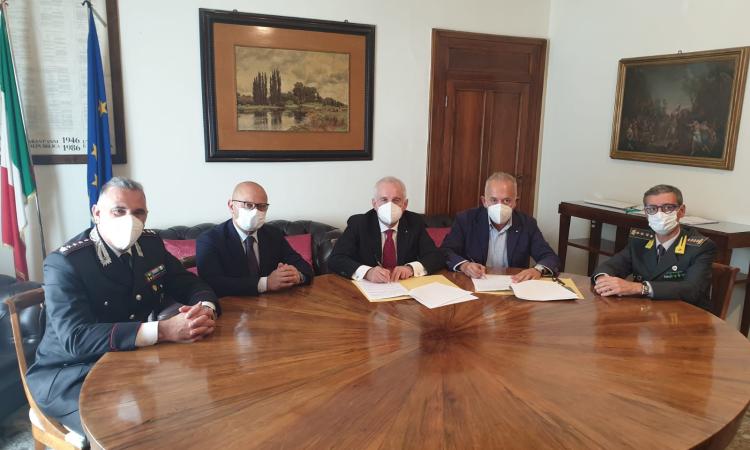 Civitanova, città sempre più sicura: firmato protocollo d'intesa per la gestione della videosorveglianza Civitanova, città sempre più sicura: firmato protocollo d'intesa per la gestione della videosorveglianza