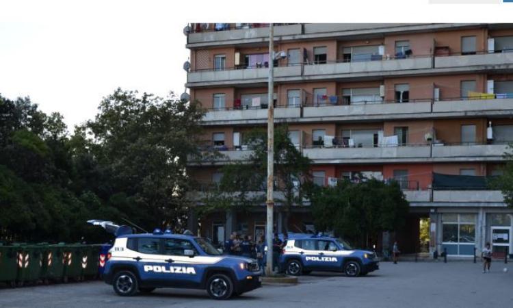 Porto Recanati, la polizia passa al setaccio l'Hotel House: identificate 79 persone Porto Recanati, la polizia passa al setaccio l'Hotel House: identificate 79 persone