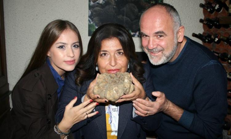 Sorpresa ad Acqualagna, trovato un maxi tartufo da 650 grammi: "Notizia formidabile" Sorpresa ad Acqualagna, trovato un maxi tartufo da 650 grammi: "Notizia formidabile"