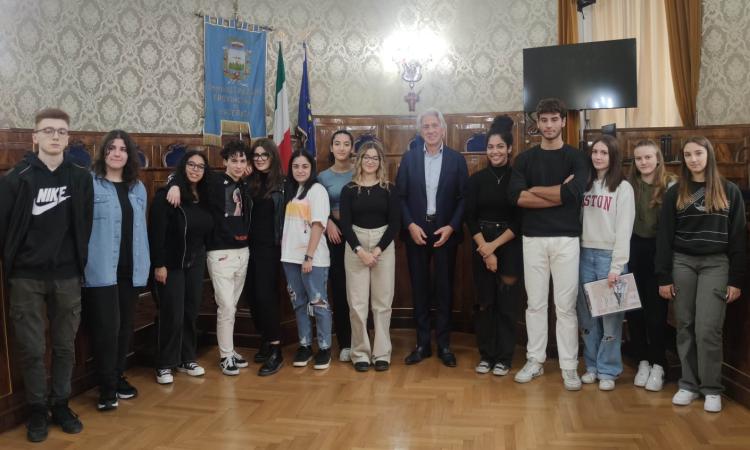 Macerata, giornate del Fai: molti visitatori alla scoperta della sala del consiglio provinciale Macerata, giornate del Fai: molti visitatori alla scoperta della sala del consiglio provinciale