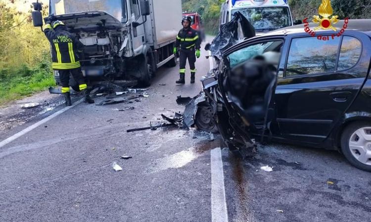 Violento frontale fra auto e camion: una donna trasferita a Torrette con l'eliambulanza Violento frontale fra auto e camion: una donna trasferita a Torrette con l'eliambulanza