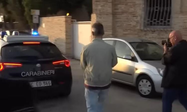 Follia in strada: 48enne danneggia auto in sosta e minaccia di morte i passanti con un coltello
