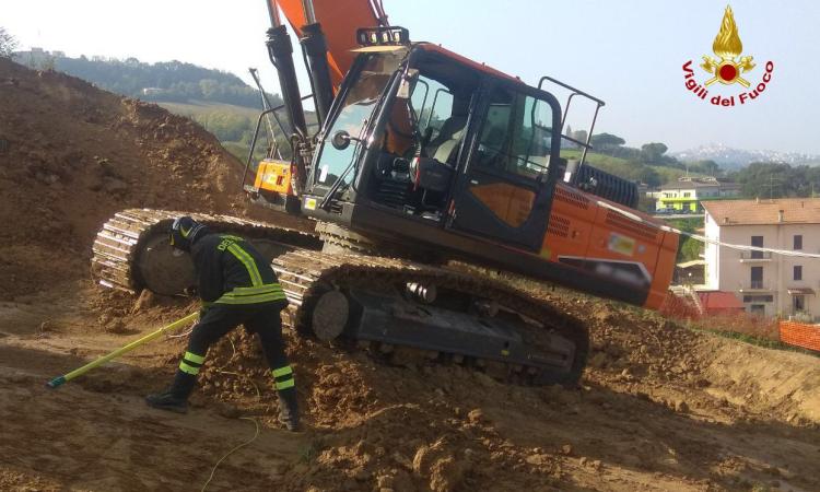 Rimane intrappolato mentre svolge lavori di scavo: soccorso un operatore Rimane intrappolato mentre svolge lavori di scavo: soccorso un operatore