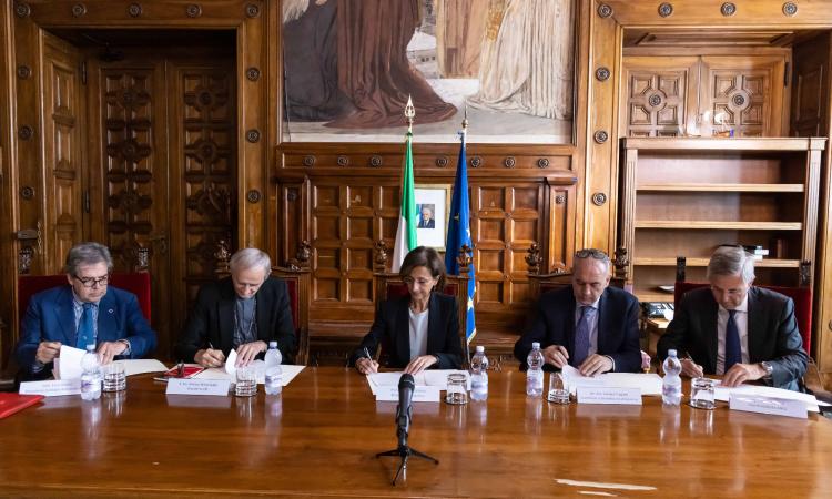 Detenuti al lavoro nei cantieri post-sisma: siglato il protocollo Detenuti al lavoro nei cantieri post-sisma: siglato il protocollo