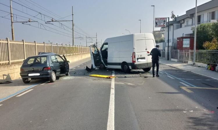 Auto contro furgone, tragico incidente mortale: la vittima è una donna
