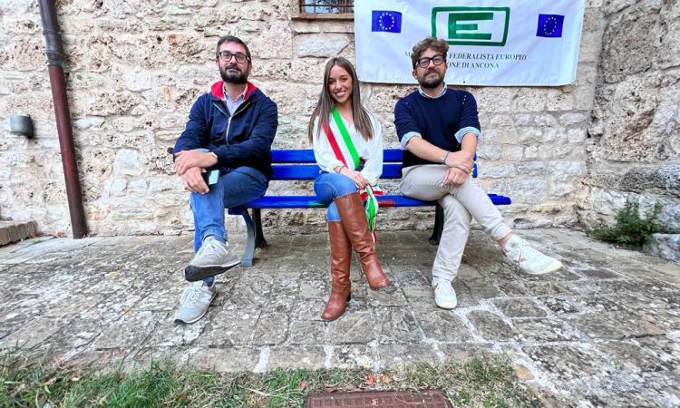 Pioraco paese "a 12 stelle":  inaugurata la prima "Panchina Europea"