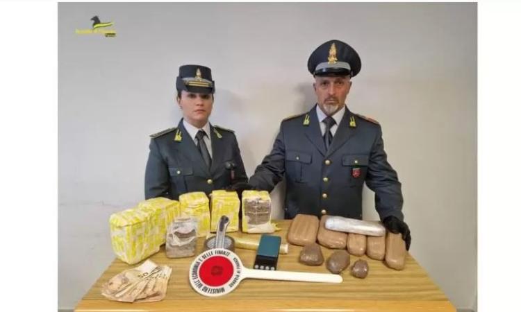 Oltre 8 chili di droga nell'appartamento: arrestata coppia Oltre 8 chili di droga nell'appartamento: arrestata coppia