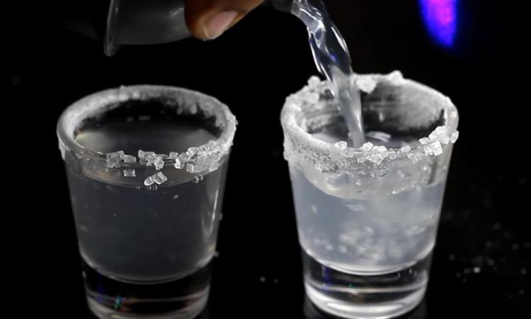 Bevono vodka a scuola durante l’intervallo e postano il video sui social: 12 ragazzi sospesi