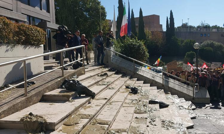 Fango contro la sede della Regione: 5 denunce per imbrattamento e lancio di oggetti Fango contro la sede della Regione: 5 denunce per imbrattamento e lancio di oggetti