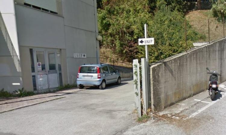 Macerata, fugge da scuola e va in tribunale: entra nei bagni e causa allagamento Macerata, fugge da scuola e va in tribunale: entra nei bagni e causa allagamento