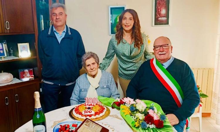 Castelraimondo in festa per i 100 anni di Angela Santalucia