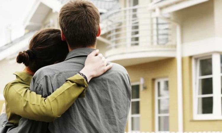 Abitazione costruita in comunione legale sopra il suolo di proprietà di uno dei coniugi: chi ne è proprietario? Abitazione costruita in comunione legale sopra il suolo di proprietà di uno dei coniugi: chi ne è proprietario?
