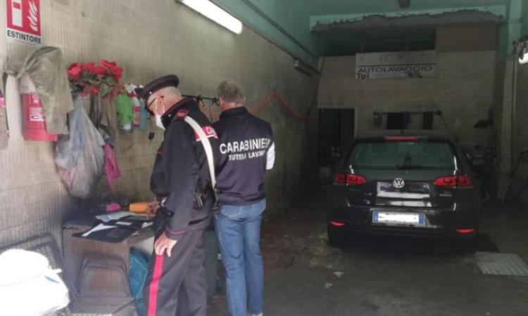 Nell'autolavaggio lavoratori in 'nero' e a rischio folgorazione: multe da 52mila euro