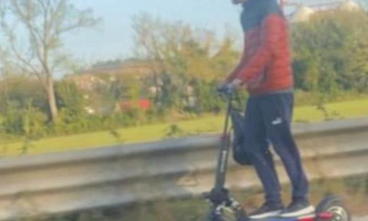 Sfreccia col monopattino in superstrada: altro episodio a Civitanova Sfreccia col monopattino in superstrada: altro episodio a Civitanova