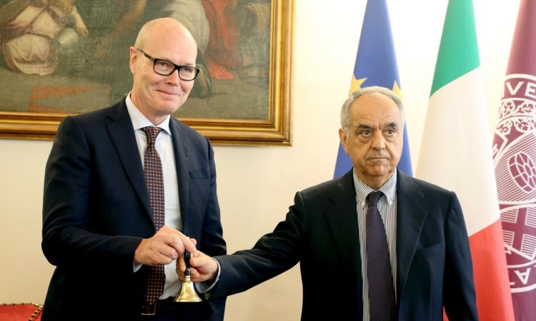 Unimc, inizia ufficialmente l’èra McCourt. “Io, rettore europeo che vuole portare Macerata nel mondo”  (FOTO e VIDEO)
