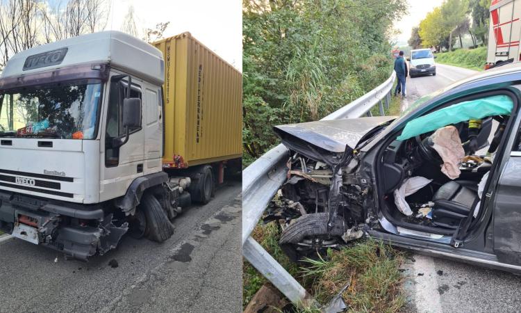 Treia, scontro tra auto e camion: donna resta intrappolata nell'abitacolo (FOTO)