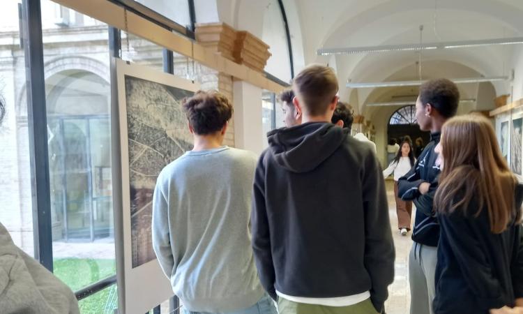 Macerata, "Shooting in Sarajevo": gli studenti dell'ITE "Gentili" in visita alla mostra