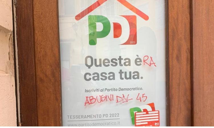"Abusivi dal 1945": atto vandalico contro sede del Pd, in quella che fu la "Casa del Fascio" "Abusivi dal 1945": atto vandalico contro sede del Pd, in quella che fu la "Casa del Fascio"