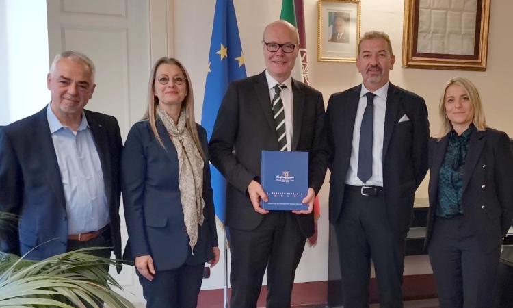 Incontro tra i vertici Unimc e Confartigianato: "Possibilità di collaborazione per ricerca e formazione" Incontro tra i vertici Unimc e Confartigianato: "Possibilità di collaborazione per ricerca e formazione"