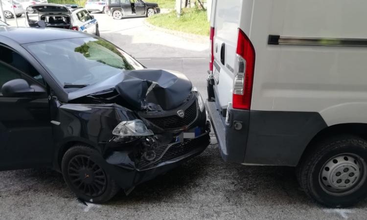 San Severino, auto si schianta contro furgone in sosta: una donna trasportata all'ospedale