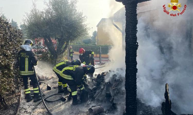A fuoco il piano terra di una villa: alta colonna di fumo e fiamme A fuoco il piano terra di una villa: alta colonna di fumo e fiamme