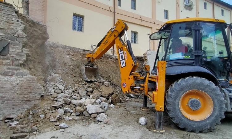 San Severino, muro crollato nel piazzale Madonna dei Lumi: iniziati i lavori di ricostruzione