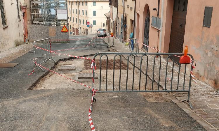 Lavori in via Venanzi, martedì la riapertura. "La Regione inserisca Camerino nel cratere dell'alluvione" Lavori in via Venanzi, martedì la riapertura. "La Regione inserisca Camerino nel cratere dell'alluvione"