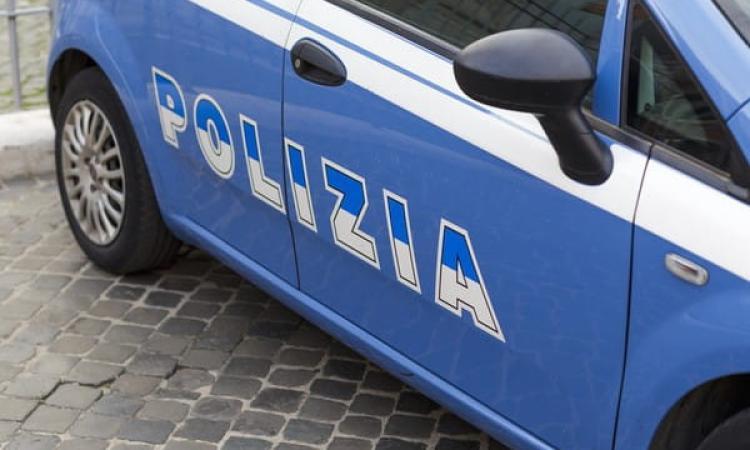 Macerata, in auto con la droga e un manganello: denunciato 23enne pusher