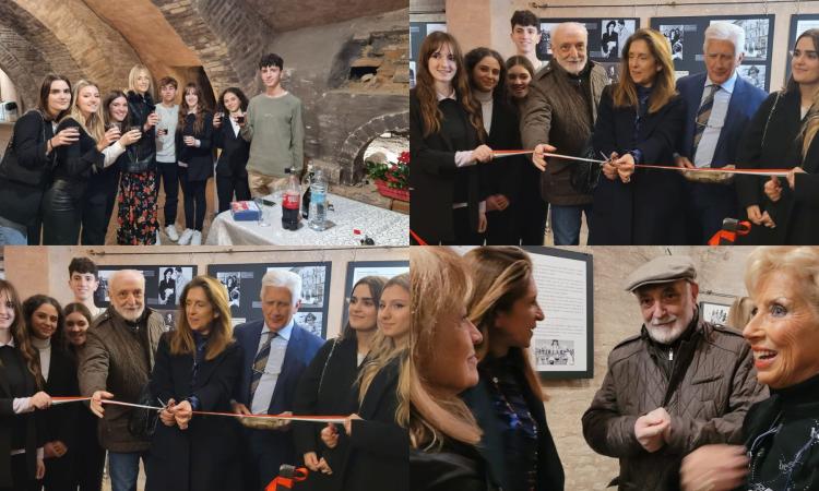Macerata, taglio del nastro della mostra "Scatti d'epoca" a cura degli "Amici del Liceo Galilei"