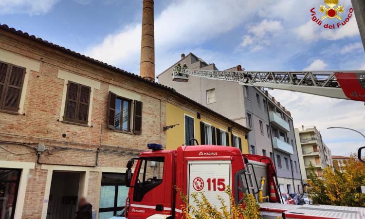 Terremoto Marche, criticità strutturali sulla ciminiera: in hotel 15 famiglie evacuate