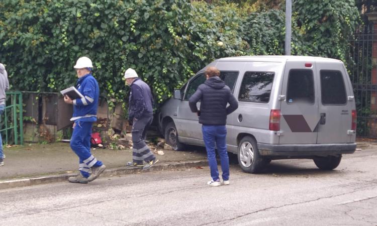 Macerata, furgone sbatte contro il muretto di una casa e trancia tubo del gas (FOTO)