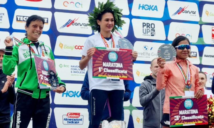 Doppio podio per Denise Tappatà, la maratoneta maceratese conquista la "Hoka Maratona di Ravenna"