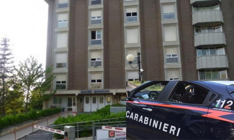 Macerata, tre coltelli a serramanico nascosti nell'armadietto dell'ospedale: denunciato 32enne Macerata, tre coltelli a serramanico nascosti nell'armadietto dell'ospedale: denunciato 32enne