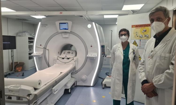 Nuova risonanza all'avanguardia, al Torrette sbarca la Pet Rm 3 Tesla: "Più precisa e meno radiazioni" Nuova risonanza all'avanguardia, al Torrette sbarca la Pet Rm 3 Tesla: "Più precisa e meno radiazioni"