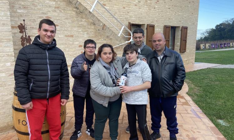 Civitanova, la Tribù Anffas Sibillini torna da Fontezoppa: i ragazzi nei panni di provetti cantinieri