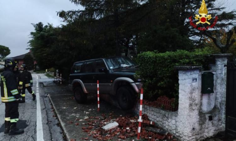 Auto si schianta contro l'abitazione e crea una fuga di gas Auto si schianta contro l'abitazione e crea una fuga di gas