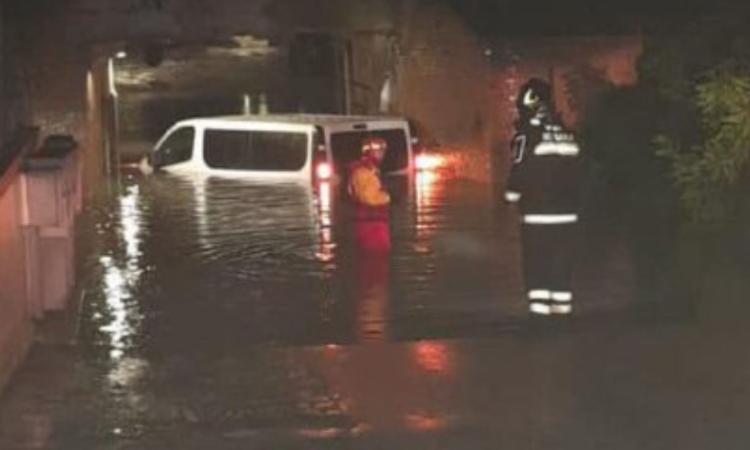 Sottopasso allagato, quattro persone rimangono bloccate sul tetto di un pulmino Sottopasso allagato, quattro persone rimangono bloccate sul tetto di un pulmino